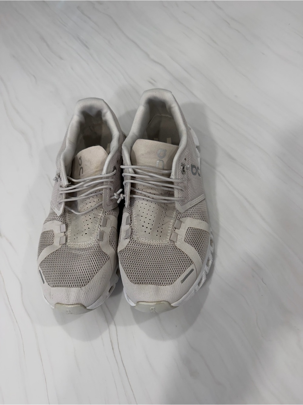 On Running Neutral Mesh Trainers in Light Gray